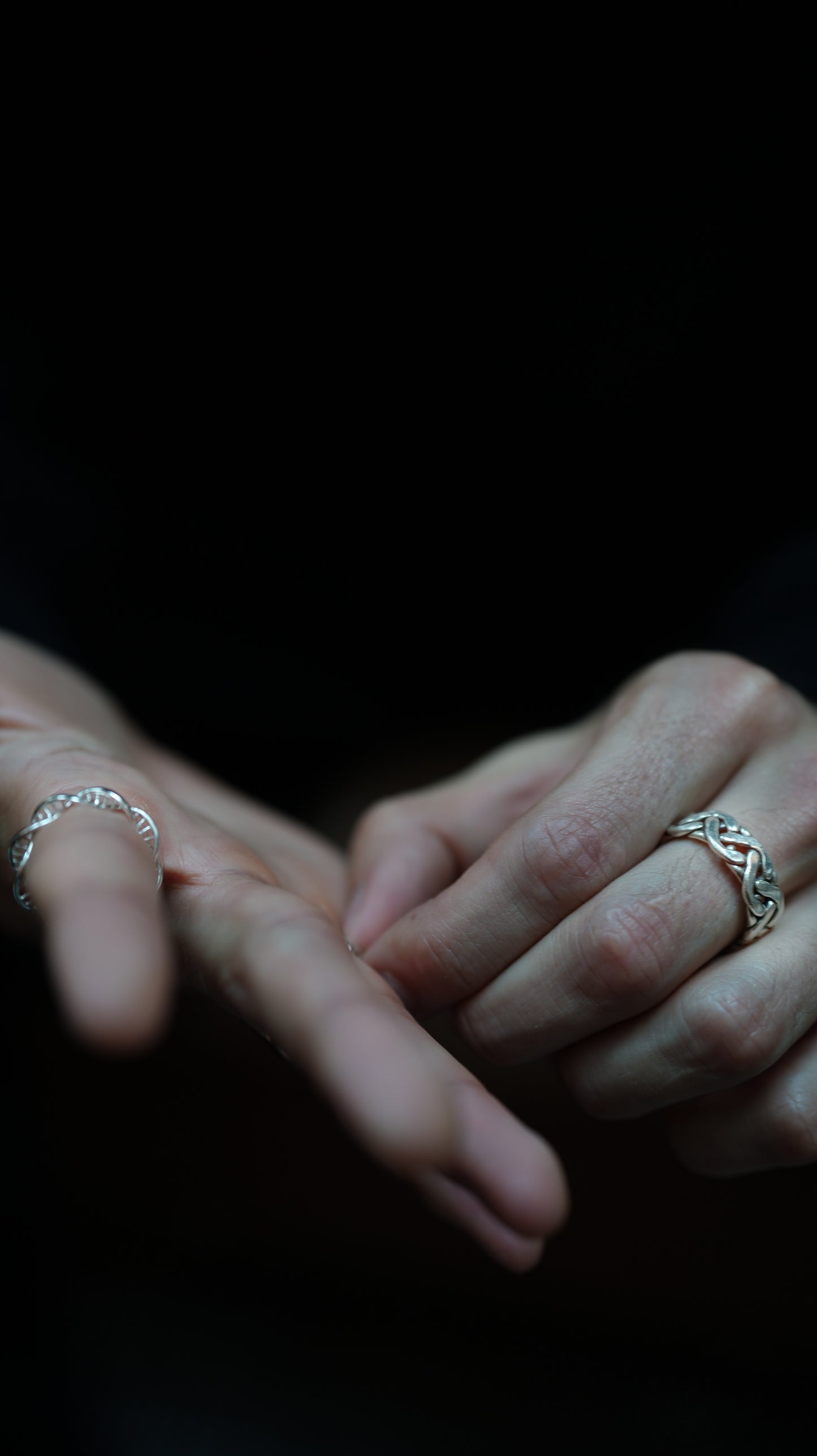 Colgante de anillo con hélice de ADN: elegante joyería inspirada en la ciencia.