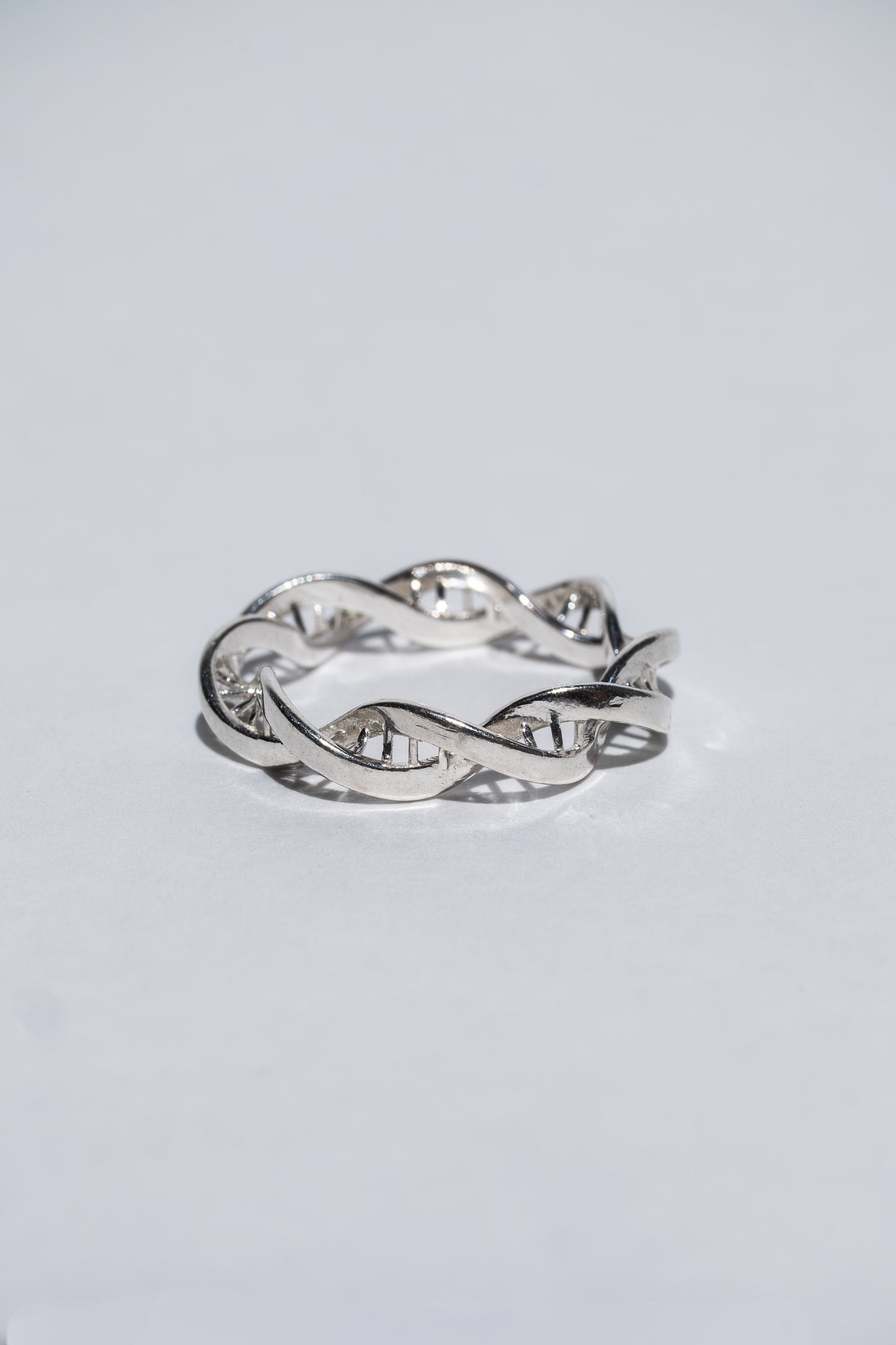 Colgante de anillo con hélice de ADN: elegante joyería inspirada en la ciencia.