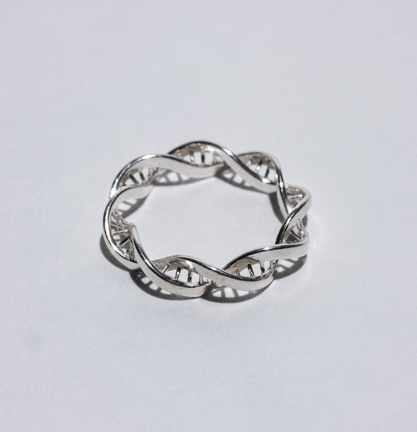 Colgante de anillo con hélice de ADN: elegante joyería inspirada en la ciencia.