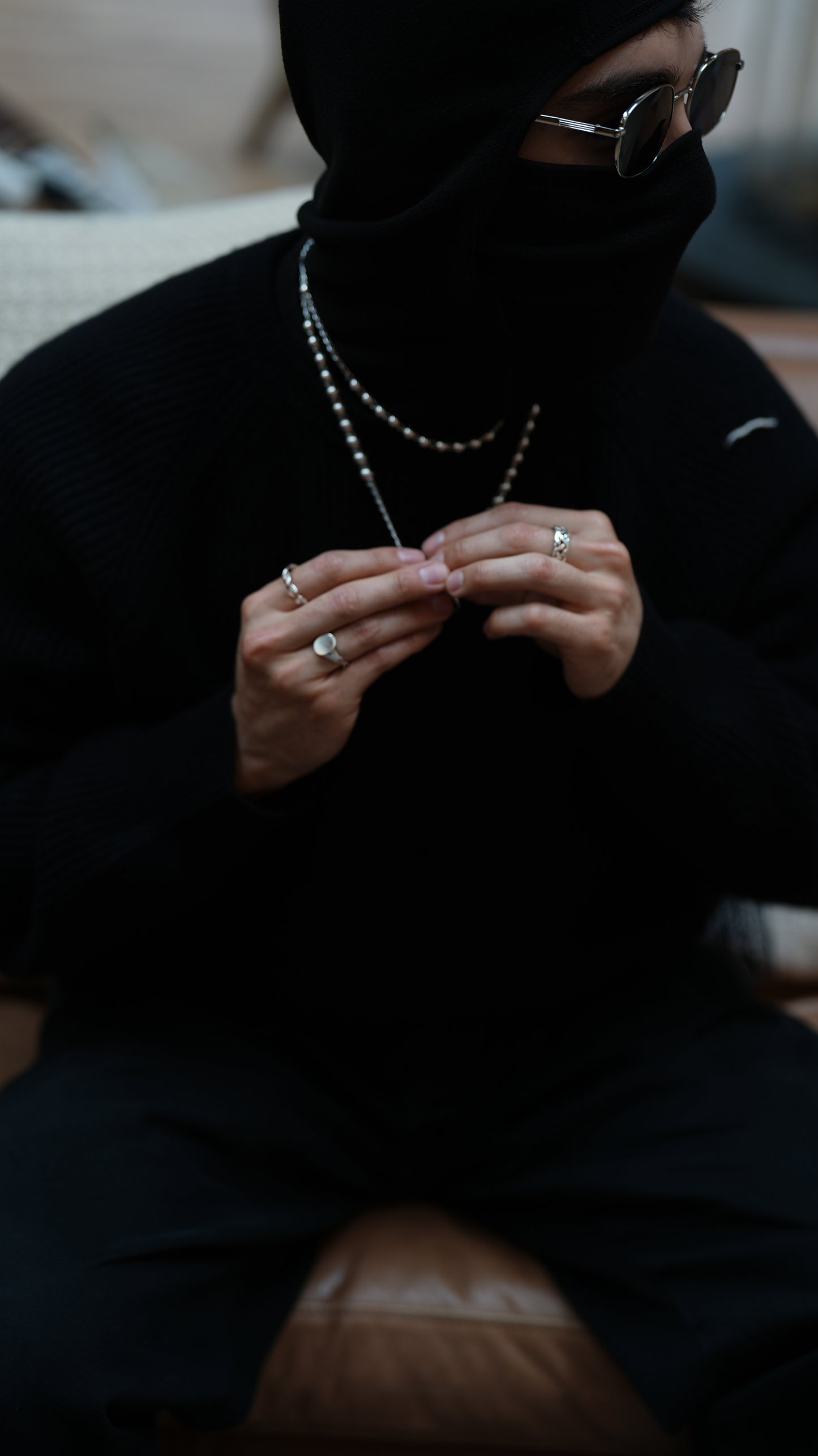Colgante de anillo con hélice de ADN: elegante joyería inspirada en la ciencia.