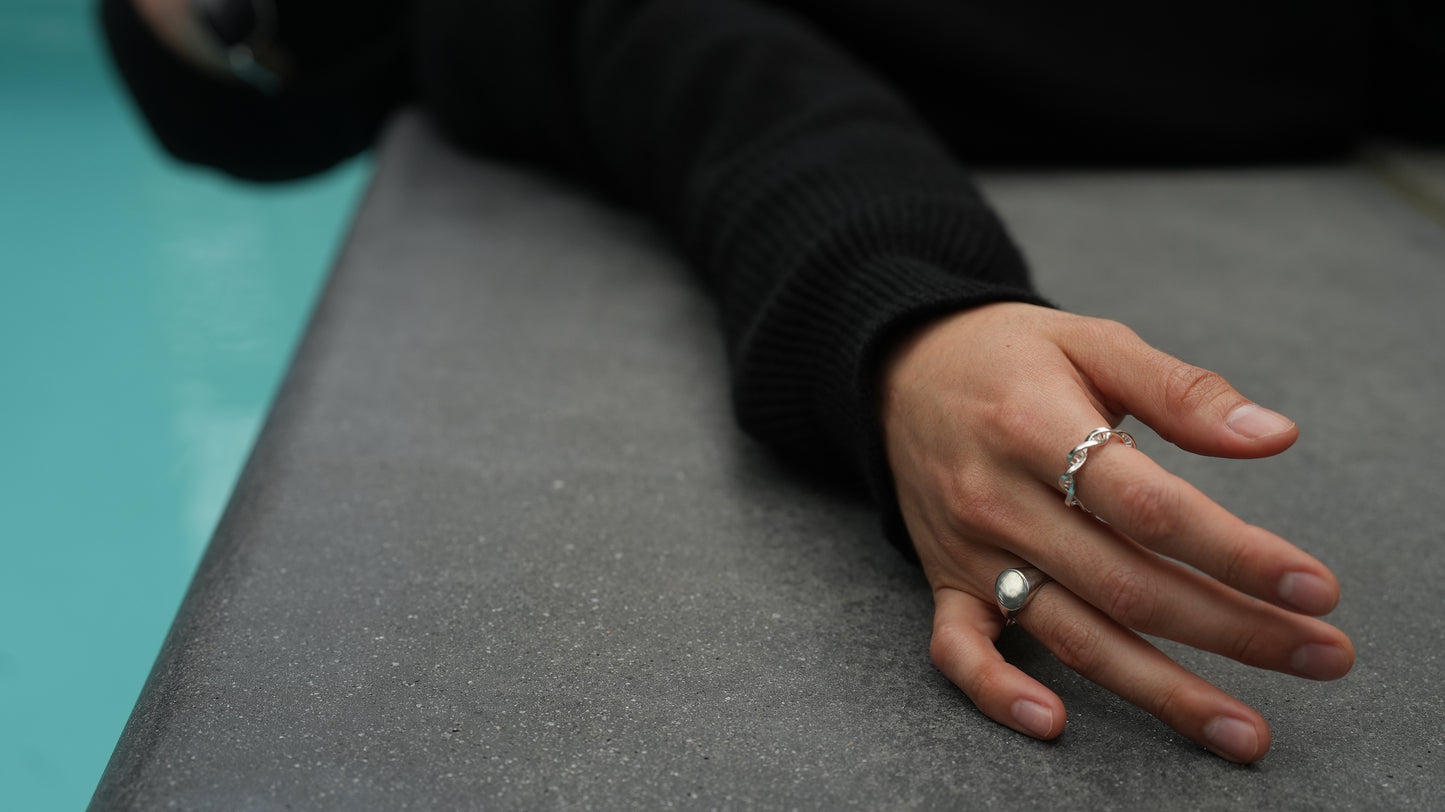 Colgante de anillo con hélice de ADN: elegante joyería inspirada en la ciencia.