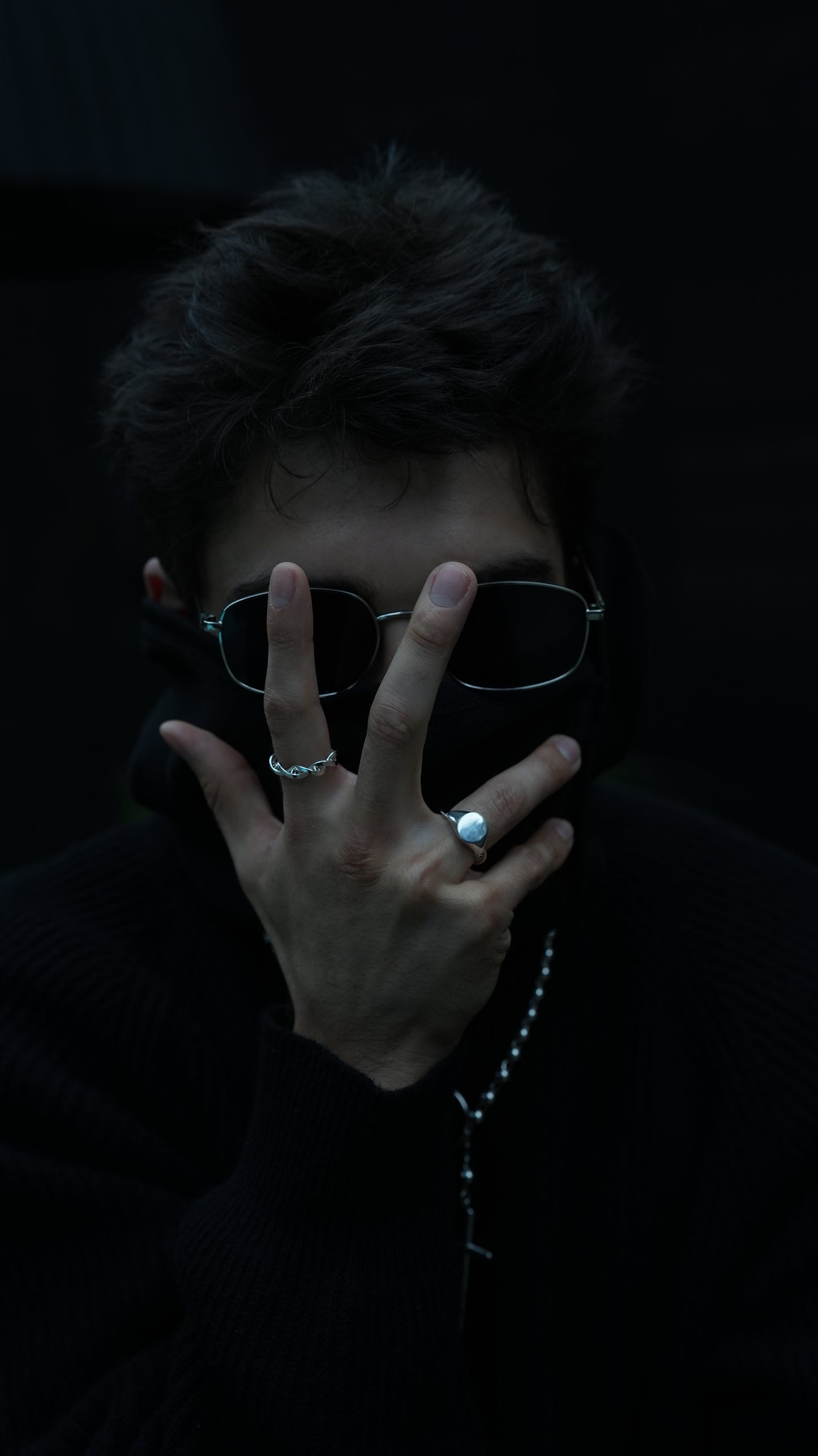 Colgante de anillo con hélice de ADN: elegante joyería inspirada en la ciencia.